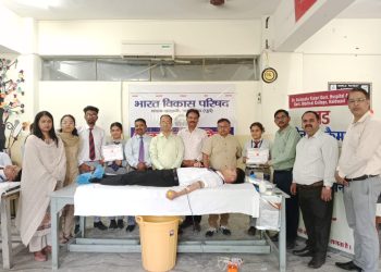 रक्त की कमी से जूझते एसटीएच ब्लड बैंक को आम्रपाली यूनिवर्सिटी के छात्र-छात्राओं का मिला सहारा