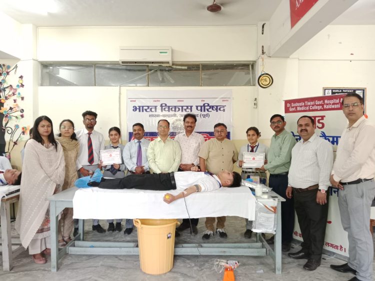 रक्त की कमी से जूझते एसटीएच ब्लड बैंक को आम्रपाली यूनिवर्सिटी के छात्र-छात्राओं का मिला सहारा