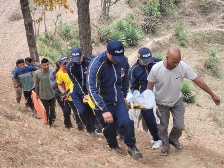 हादसा : अनियंत्रित होकर वाहन गहरी खाई में गिरा,4 की मौत