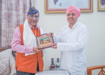 पेट्रोलियम विश्वविद्यालय के कुलाधिपति ने श्री दरबार साहिब में टेका माथा