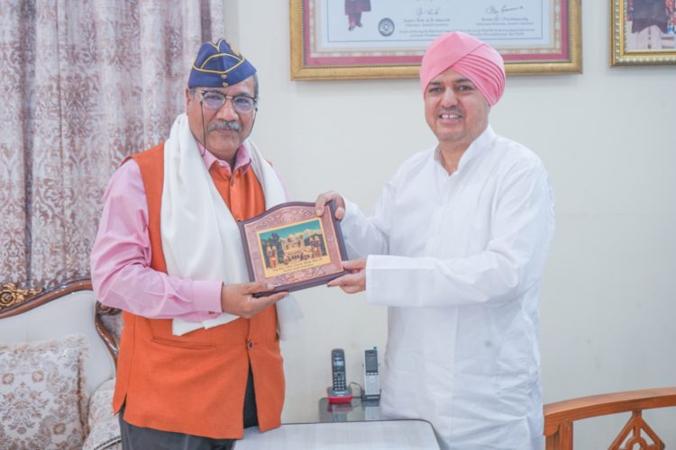 पेट्रोलियम विश्वविद्यालय के कुलाधिपति ने श्री दरबार साहिब में टेका माथा