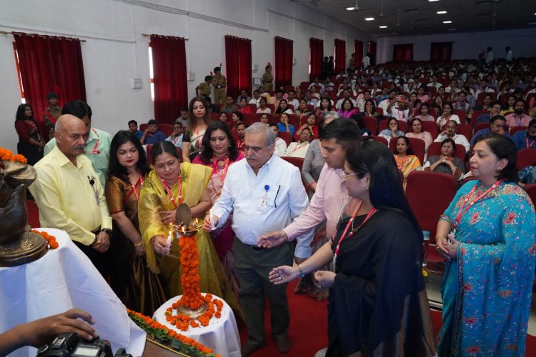 एसजीआरआरयू जैनिथ-2024 में सुनिधि चौहान की गायकी पर झूमने को तैयार