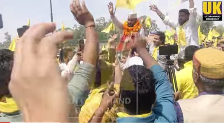 चुनाव सभी जगह हो रहे हैं लेकिन ऐसा लग रहा है टिहरी कहती हो,सिंहासन खाली करो कि जनता आती है