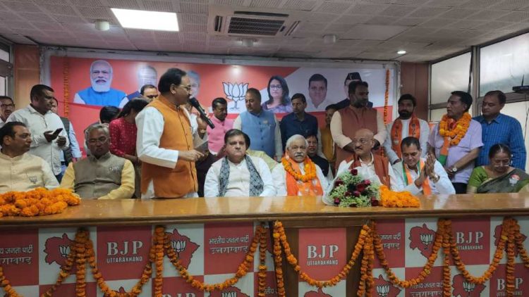 राजनीति : पूर्व कैबिनेट मंत्री  दिनेश अग्रवाल ने थामा बीजेपी का दामन