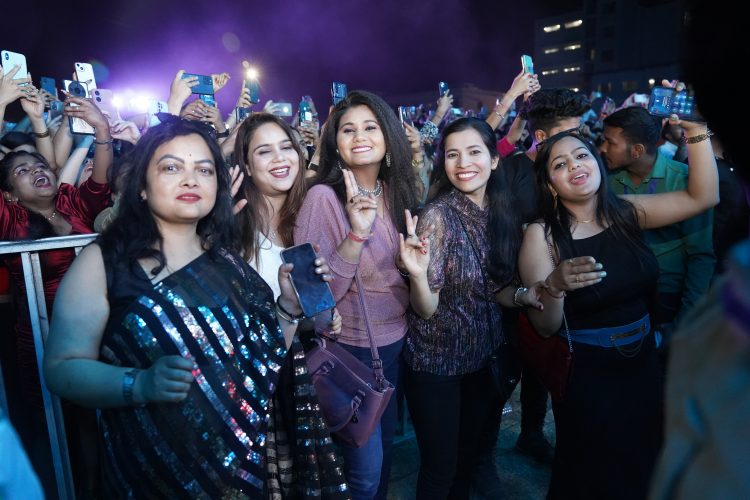 एसजीआरआरयू के जैनिथ-2024 में सुनिधि चौहान का हाईवोल्टेज शो