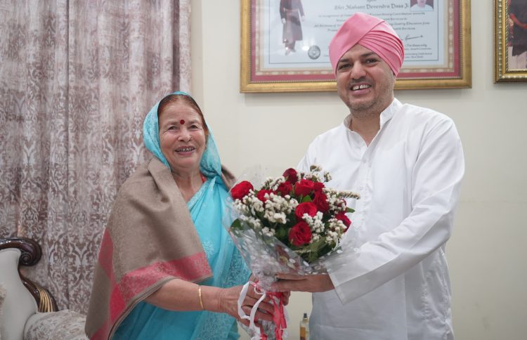 उत्तराखण्ड की सुप्रसिद्ध जागर गायिका पद्मश्री बसंती बिष्ट ने श्री दरबार साहिब में टेका माथा