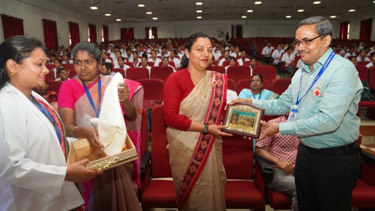 एसजीआरआर नर्सिंग काॅलेज में अन्तर्राष्ट्रीय नर्सेज सप्ताह का रंगारंग आयोजन