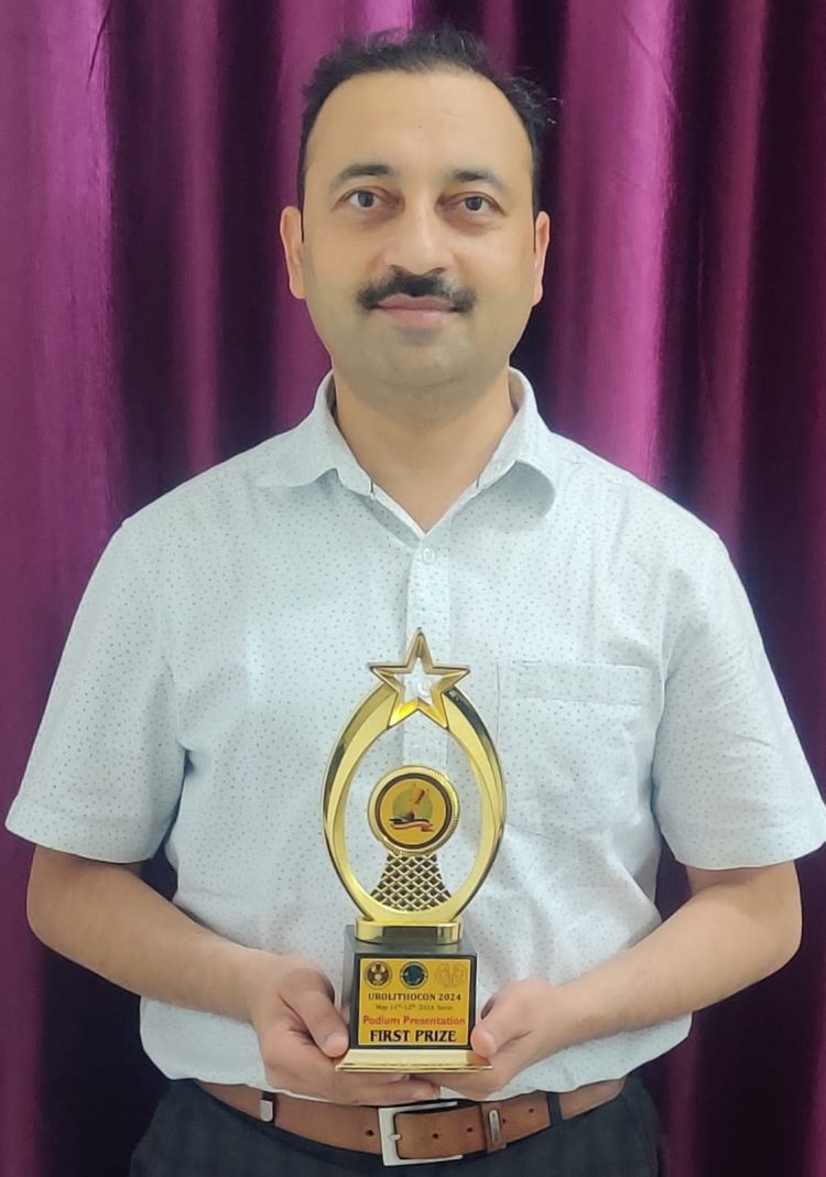 श्री महंत इन्दिरेश अस्पताल के वरिष्ठ यूरोलाॅजिस्ट डाॅ विमल कुमार दीक्षित को प्रथम स्थान