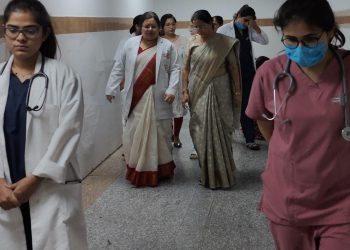 महिला आयोग की अध्यक्ष ने दून अस्पताल पहुंचकर पुरोला रेप पीड़ित छात्रा से की मुलाकात