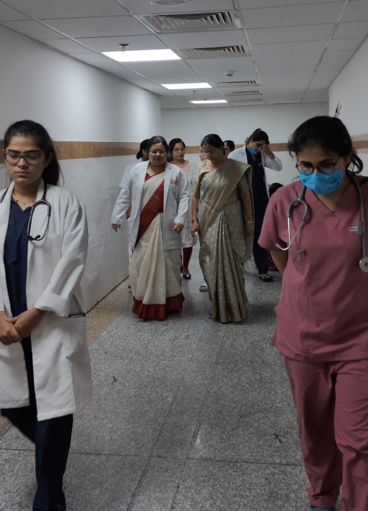 महिला आयोग की अध्यक्ष ने दून अस्पताल पहुंचकर पुरोला रेप पीड़ित छात्रा से की मुलाकात