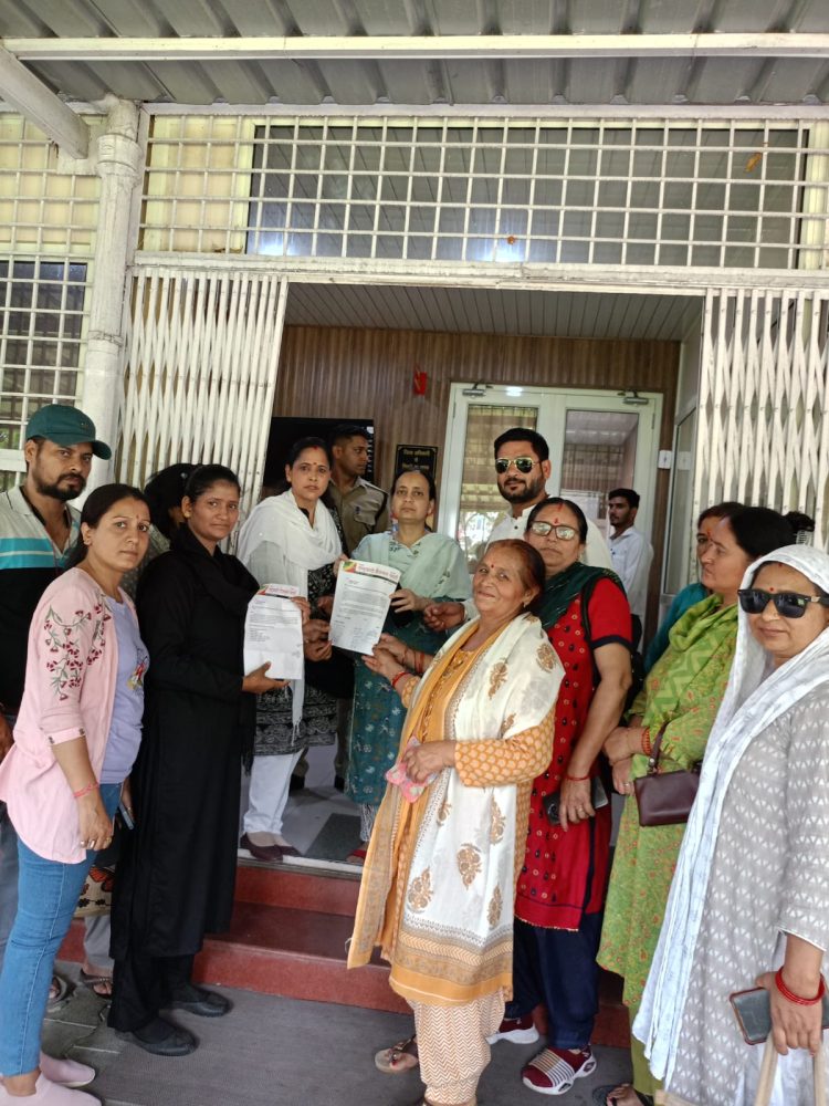 बड़ी खबर : डीएम ऑफिस जा धमके आरआरपी कार्यकर्ता । दिया ज्ञापन