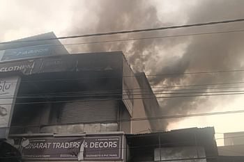 हादसा : पर्दे की दुकान में भीषण आग लगने से मची अफरा-तफरी