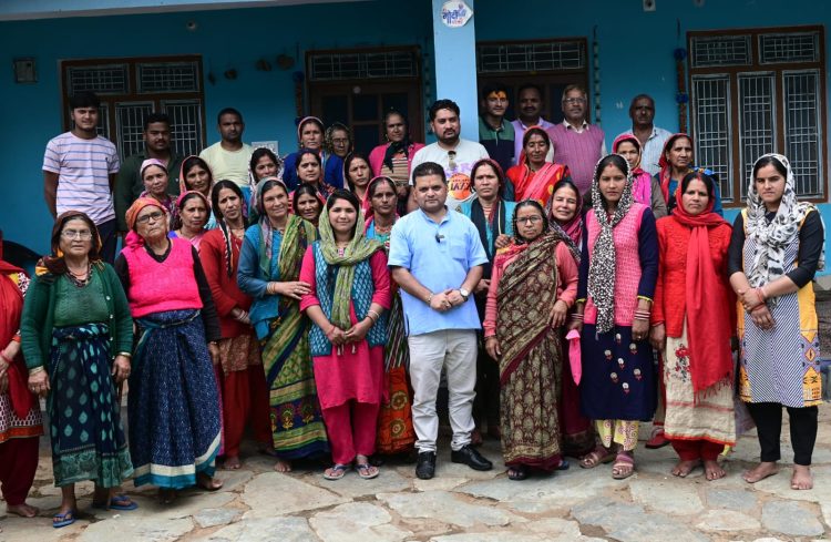 पत्रकार नवल खाली ने रुद्रनाथ आस्था पथ पर स्थानीय निवासियों के स्वरोजगार और यात्रियों की सुविधा को लेकर अधिकारी की ली जमकर क्लास