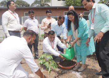 एसजीआरआरयू में विश्व पर्यावरण दिवस पर पौधरोपण कर लिया पर्यावरण बचाने का संकल्प