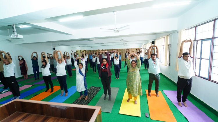 अन्तर्राष्ट्रीय योग दिवस पर एसजीआरआरयू में योग प्रस्तुतियां के साथ शानदार आयोजन