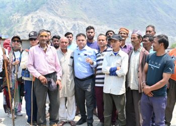 बद्रीनाथ विधानसभा की उर्गम घाटी की सड़क व्यवस्था पर अधिकारी की ग्रामीणों ने ली जमकर क्लास।विडियो हुआ वायरल।