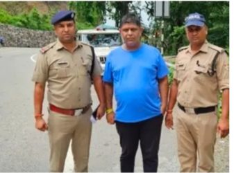 बड़ी खबर : एडवोकेट विकेश नेगी को ढोल नगाड़े के साथ पुलिस ने किया जिले से बाहर