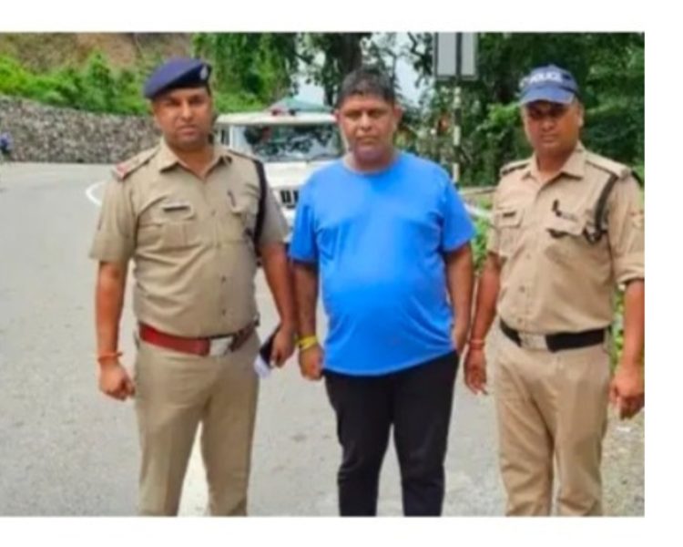 बड़ी खबर : एडवोकेट विकेश नेगी को ढोल नगाड़े के साथ पुलिस ने किया जिले से बाहर