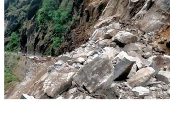 बड़ी खबर : भूस्खलन होने के कारण बद्रीनाथ और केदारनाथ राजमार्ग बंद