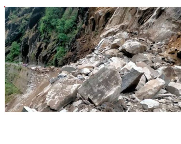बड़ी खबर : भूस्खलन होने के कारण बद्रीनाथ और केदारनाथ राजमार्ग बंद