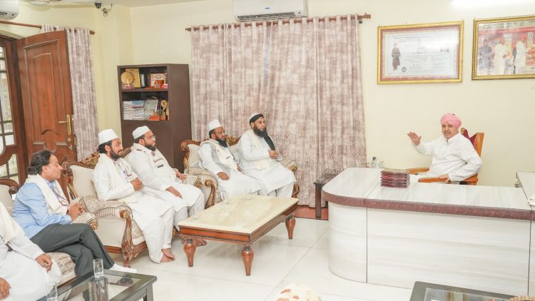 दारुल उलूम वक्फ बोर्ड देवबंद के प्रतिनिधिमण्डल ने श्रीमहंत देवेन्द्र दास जी महाराज से की भेंट