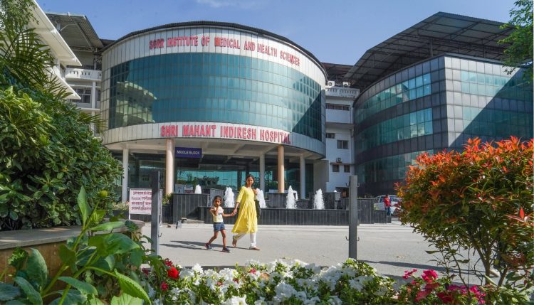 श्री महंत इन्दिरेश अस्पताल में महिला ने एक साथ तीन बच्चों को दिया जन्म