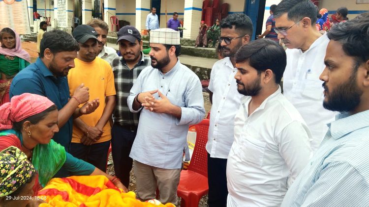 आपदा पीड़ितों से मिलने पहुंचे बॉबी पंवार,कहा राहत शिविरों में शौचालय,स्नानघर जैसी मूलभूत सुविधाओं का अभाव