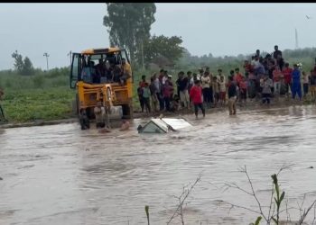 बिग ब्रेकिंग : नदी के तेज बहाव में फंसी वन विभाग की गाड़ी। देंखे वीडियो …