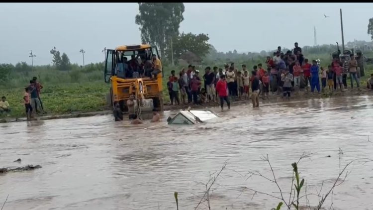 बिग ब्रेकिंग : नदी के तेज बहाव में फंसी वन विभाग की गाड़ी। देंखे वीडियो …