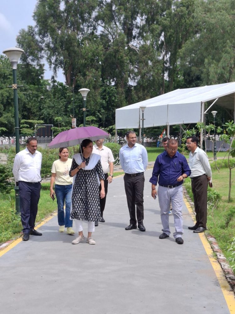 जिलाधिकारी ने किया परेडग्राउण्ड का स्थलीय निरीक्षण,स्वतंत्रता दिवस की तैयारियों का लिया जायजा