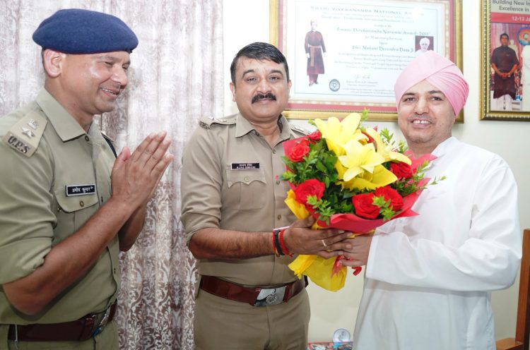 वरिष्ठ पुलिस अधीक्षक और पुलिस अधीक्षक ने श्री दरबार साहिब में टेका मत्था