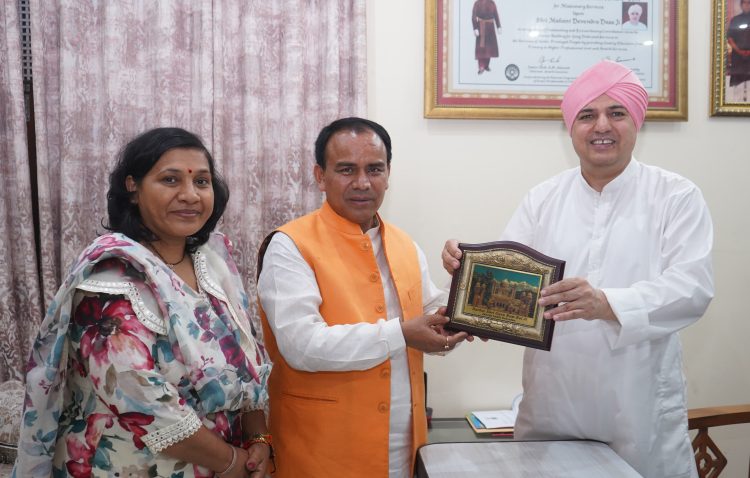 स्वास्थ्य मंत्री डाॅ धन सिंह रावत ने सपत्नीक श्री दरबार साहिब में टेका मत्था