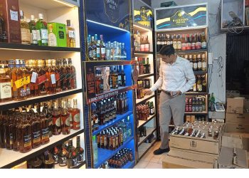 बिग ब्रेकिंग : ओवर रेटिंग की शिकायत को लेकर  स्वयं वाहन चलाकर ठेके तक पहुंचे जिलाधिकारी