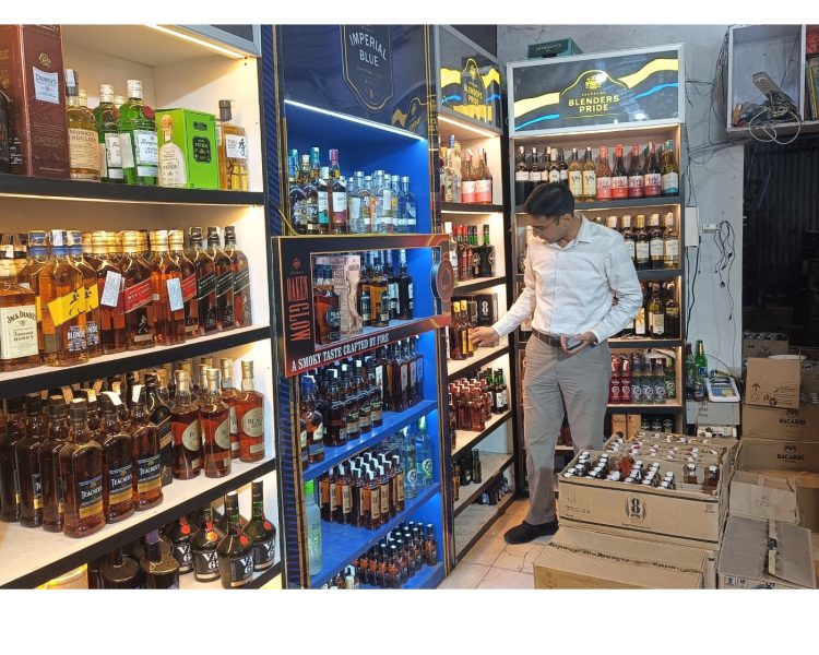 बिग ब्रेकिंग : ओवर रेटिंग की शिकायत को लेकर स्वयं वाहन चलाकर ठेके तक पहुंचे जिलाधिकारी