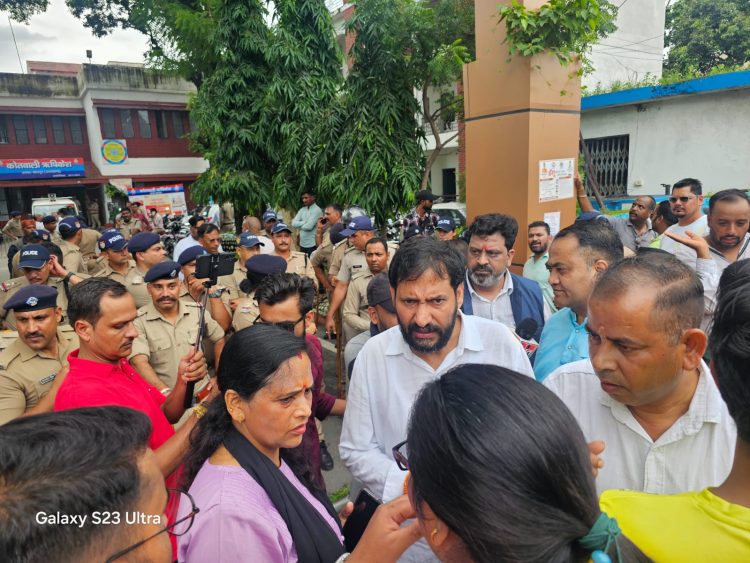 बड़ी खबर : रीजनल पार्टी ने की शराब तस्कर की संपत्ति ध्वस्त करने की मांग। पत्रकार पर क्रॉस एफआइआर को बताया दुर्भाग्यपूर्ण।