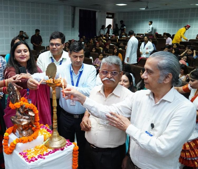 गुड न्यूज : श्री महंत इन्दिरेश अस्पताल में वल्र्ड फिजियोथैरेपी दिवस पर छात्र-छात्राओं ने मचाई धूम