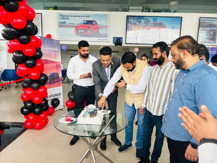 गुड न्यूज : प्रदेश प्रवक्ता पीसीसी संदीप चमोली ने किया ऑल न्यू बोल्ड अलकज़ार” का उद्घाटन किया