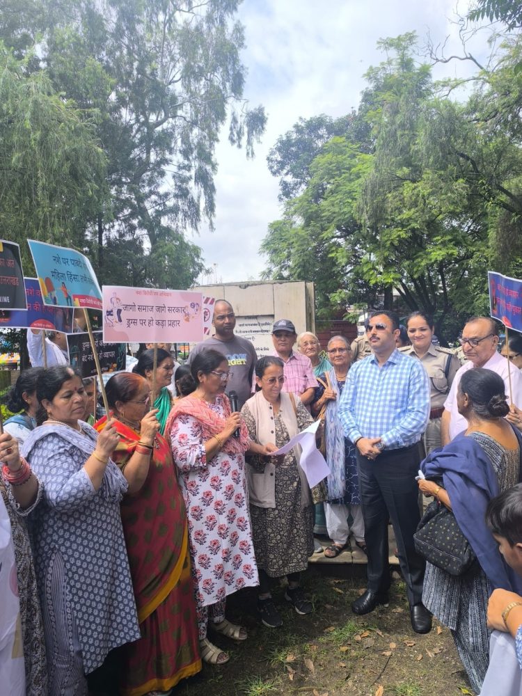 बड़ी खबर : पुलिस के रोकने के बावजूद प्रदर्शनकारियों ने  निकाला नशा विरोधी मार्च