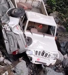 हादसा : पिकअप ने खड़ी कार को मारी जोरदार टक्कर, गहरी खाई में गिरी दोनो गाडियां