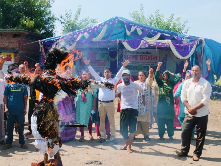 हल्द्वानी :- रिंग रोड के विरोध में आक्रोशित हो उठे अब किसान पुत्र,मातृशक्ति ने लगाएं कालाढूंगी विधायक मुर्दाबाद के नारें
