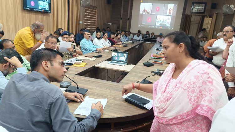 बड़ी खबर : यदि जनता की समस्याओं का नही होता है समाधान तो अधिकारियों की तय की जाएगी जिम्मेदारी-जिलाधिकारी