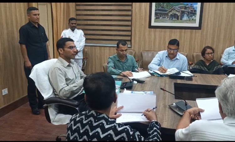 सवालः- आवश्यकताएं इतनी, बजट अनयूज, इतने समय से डिसीजन मेंकिंग क्यों नहींः डीएम