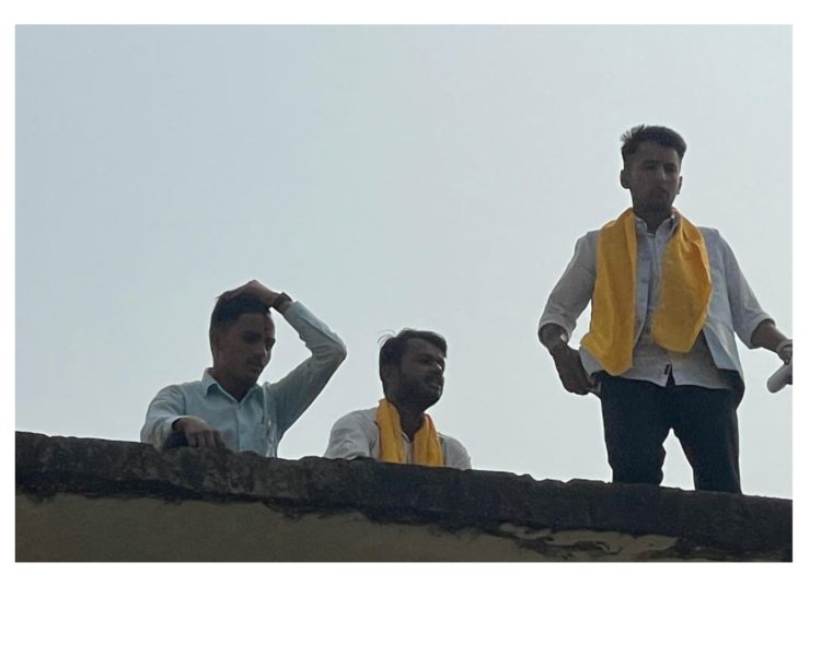 MBPG कॉलेज में हंगामा, पेट्रोल की बोतल लेकर छत पर चढ़े छात्र नेता, पुलिस और कॉलेज प्रशासन के फूले हाथ- पांव