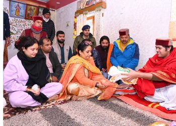 उत्तराखंड विधानसभा अध्यक्ष ऋतु खण्डूडी भूषण ने बद्रीनाथ धाम में की पूजा-अर्चना