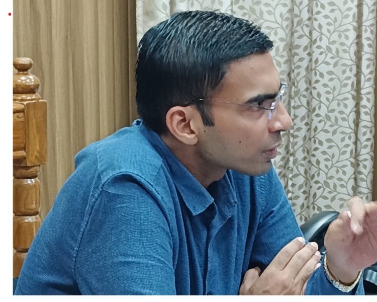 कार्यशैली : सिर्फ निरीक्षण या निर्देशों तक सीमित नही, डीएम निरंतर बढा रहे हैं ससांधन,फील्ड कार्मिको का जगा रहे हैं मनोबल