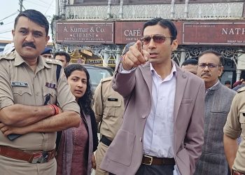 बिग ब्रेकिंग : डीएम ने एसएसपी संग लाइब्रेरी चौक से पिक्चर पैलेस तक पैदल चलकर देखी यातायात व्यवस्था।