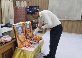 जिलाधिकारी ने महात्मा गांधी जी एवं पूर्व प्रधानमंत्री लाल बहादुर शास्त्री जी की जयंती के अवसर पर किए पुष्प अर्पित
