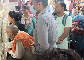 बिग ब्रेकिंग : डीएम सविन बंसल ने ऋषिकेश सरकारी अस्पताल का किया  निरीक्षण,लाइन में लगकर बनाया पर्चा