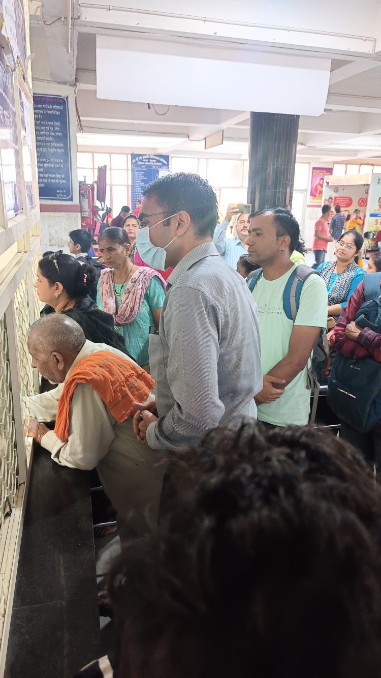 बिग ब्रेकिंग : डीएम सविन बंसल ने ऋषिकेश सरकारी अस्पताल का किया निरीक्षण,लाइन में लगकर बनाया पर्चा