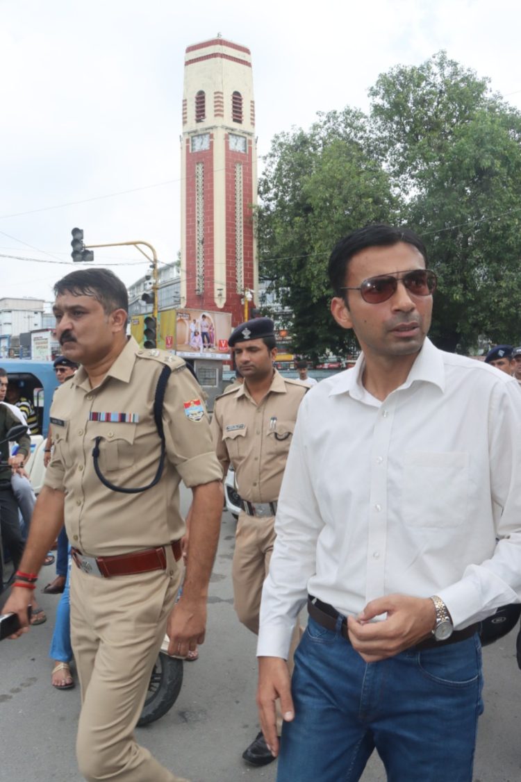 त्वरित कार्यवाहीः पल्टन बाजार में सीसीटीवी कैमरे लगाने हेतु पुलिस विभाग को डीएम ने की 12 लाख की धनराशि निर्गत